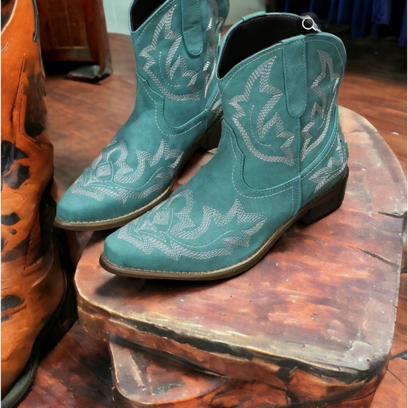 Bethany Boutique’s Shoes - Teal boots, size 8 EUR 38 Blue Hand Stitched w/white thread NWT no box New